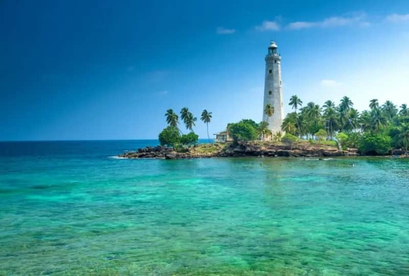 The Dondra Head Lighthouse in Mirissa, one of the things to do in Sri Lanka