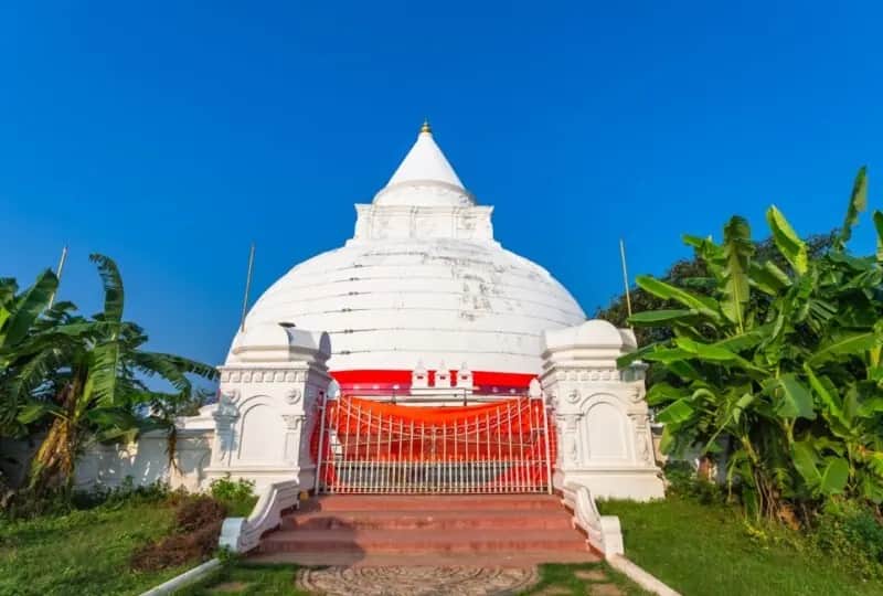 Tissamaharama Raja Maha Viharaya in Yala, one of the things to do in Sri Lanka